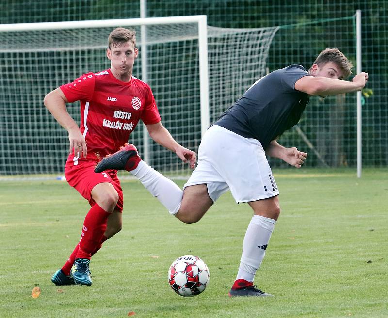 MOL Cup 2019 1. kolo - Fotbalisté Srbic (černobílí) podlehli v pohárovém utkání Královu Dvoru (červení) 1:2. Hrálo se na stadionu v Chlumci.