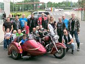 Společné foto motorkářů s Kryštůfkem. (Na snímku jsou hlavně ti, co se objeví v kalendáři.).