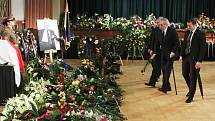Poslední sbohem pro Jaroslava Kuberu proběhlo v Krušnohorském divadle. Rozloučit se s ním dorazily i politické špičky včetně prezidenta a premiéra České republiky.