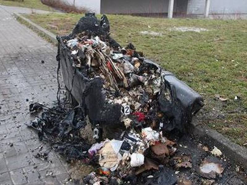 Žhářka o víkendu v Teplicích zapálila auto a šest kontejnerů.