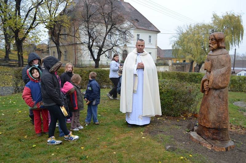 Sochám u kaple v Jeníkově požehnal otec Dunda 