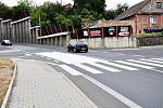 U přechodů pro chodce v ulici Spojovací u Lidlu a v ulici Mostecká v zatáčce u základní školy přibudou zpomalovací pásy na silnici.