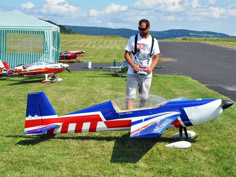 Obří modely letadel ve vzduchu i na zemi 