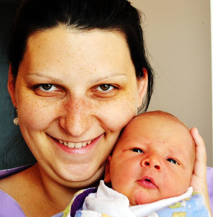 Mamince Andree Šmídové z Teplic se 9. června v 9.25 hod. v teplické porodnici narodil syn Filip Helcl. Měřil 55 cm a vážil 3,85 kg.