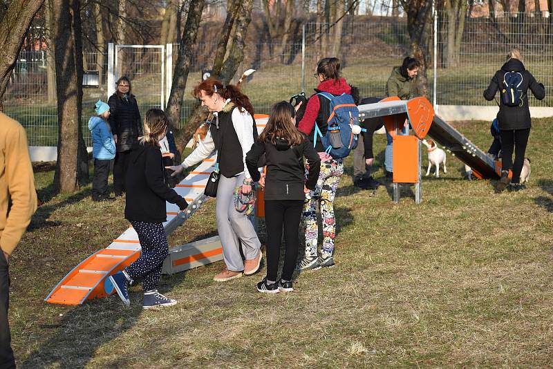 Slavnostní otevření veřejného hřiště pro psí agility v Trnovanech.