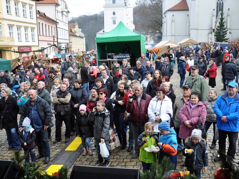 Zámeckým náměstím zněl zpěv a voněl tu svařáček 