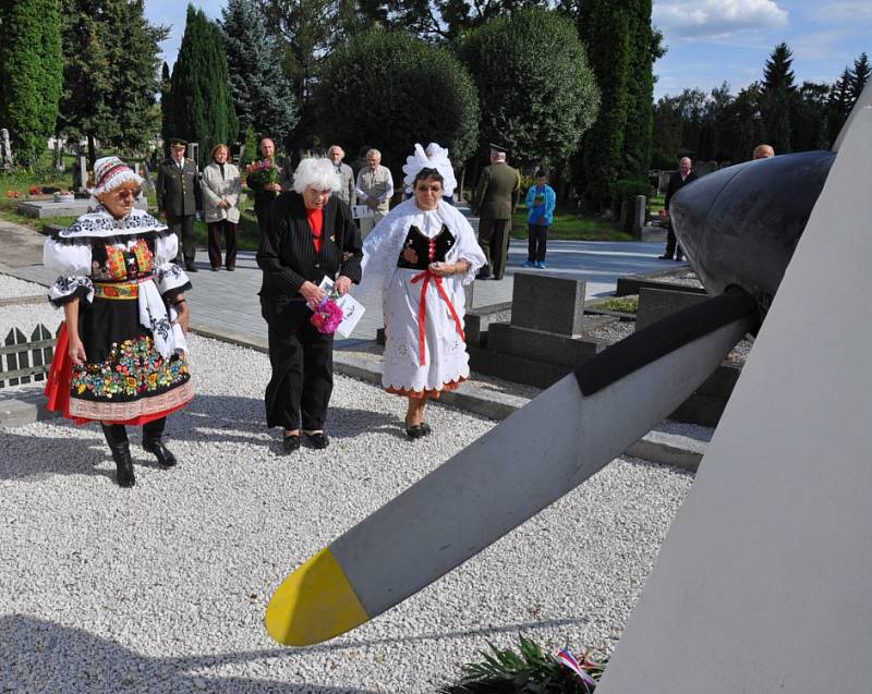 Na Městském hřbitově v Duchcově v pondělí odpoledne uctili památku amerických letců sestřelených nad dolem Alexandr.