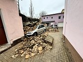 V Jungmannově ulici v Teplicích se zřítila zeď na zaparkovaná auta.