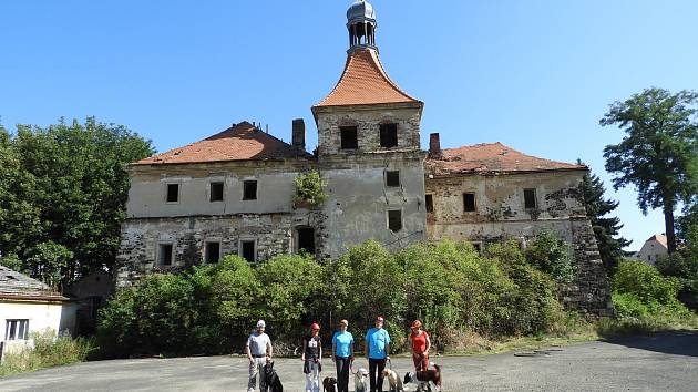 Na zámku v Mirošovicích se propadla střecha, prostory pro jistotu prohlédli psovodi z dubského hasičského sboru.