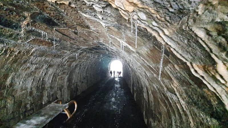 "Zmrzlý" tunel u Hrobu.