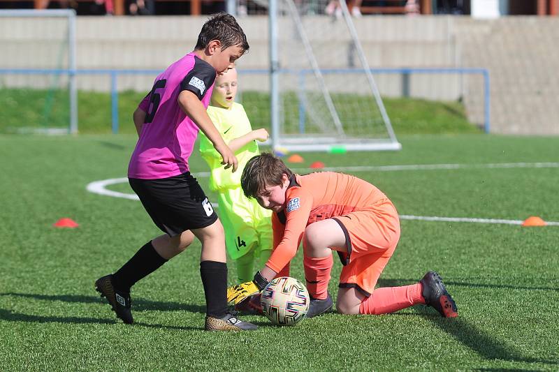 Turnaj starších přípravek: Srbice (oranžoví), Dubí (žlutí), Chlumecká sportovní (fialoví), Trnovany (červení)