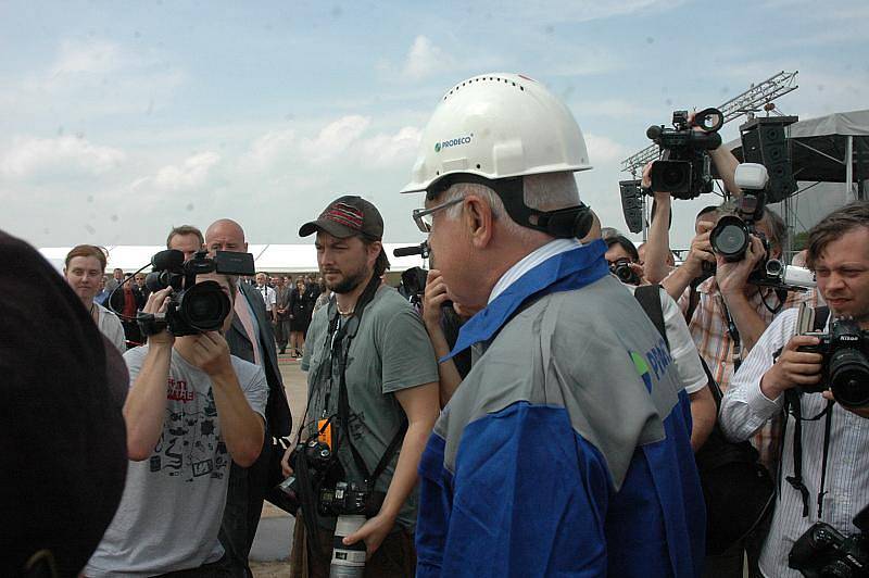 NOVÝ STROJ V DOLECH. KK 1300 vyzkoušel i prezident České republiky Václav Klaus.