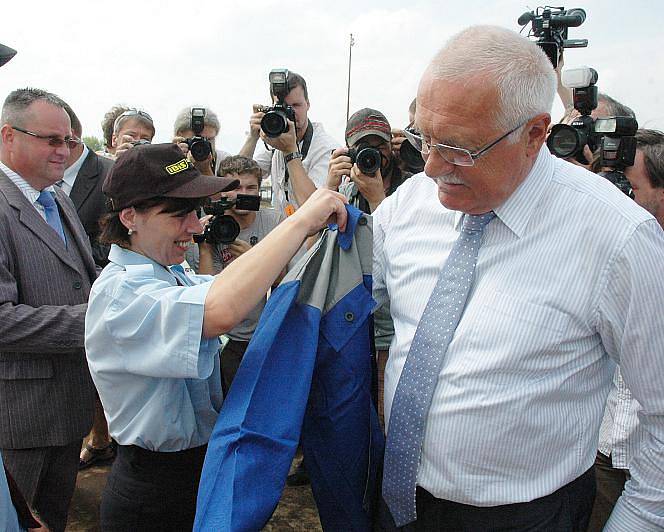 NOVÝ STROJ V DOLECH. KK 1300 vyzkoušel i prezident České republiky Václav Klaus.