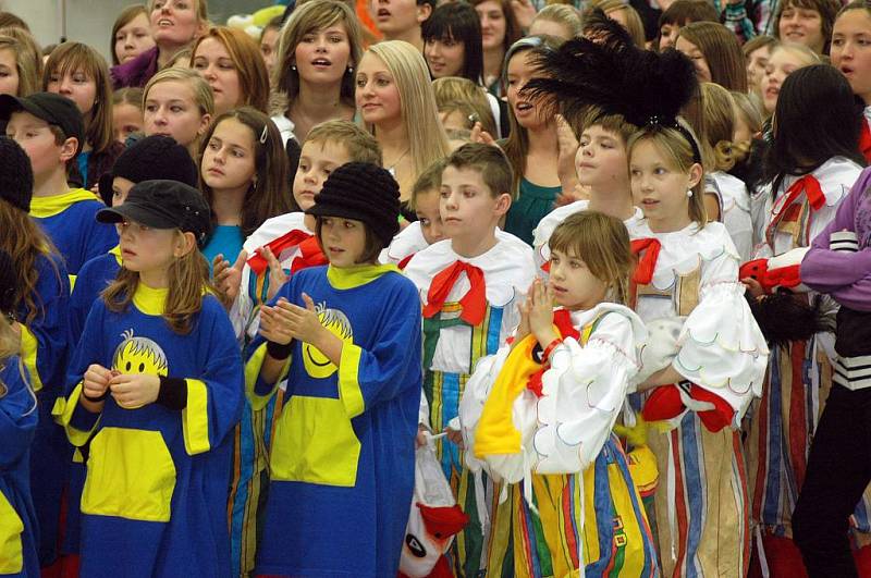 DO SPORTOVNÍ HALY SE SJELO 470 TANEČNÍKŮ Z CELÉ REPUBLIKY