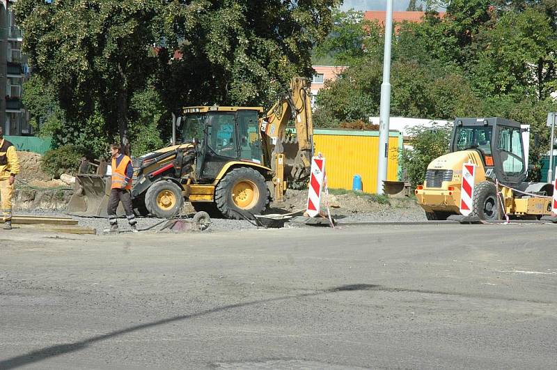 Výstavba kruhové křižovatky u nemocnice má několik fází