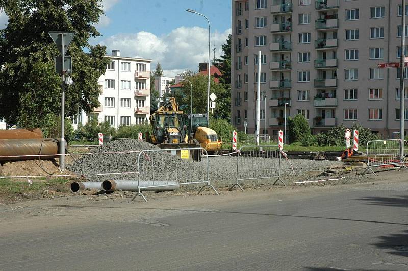 Výstavba kruhové křižovatky u nemocnice má několik fází