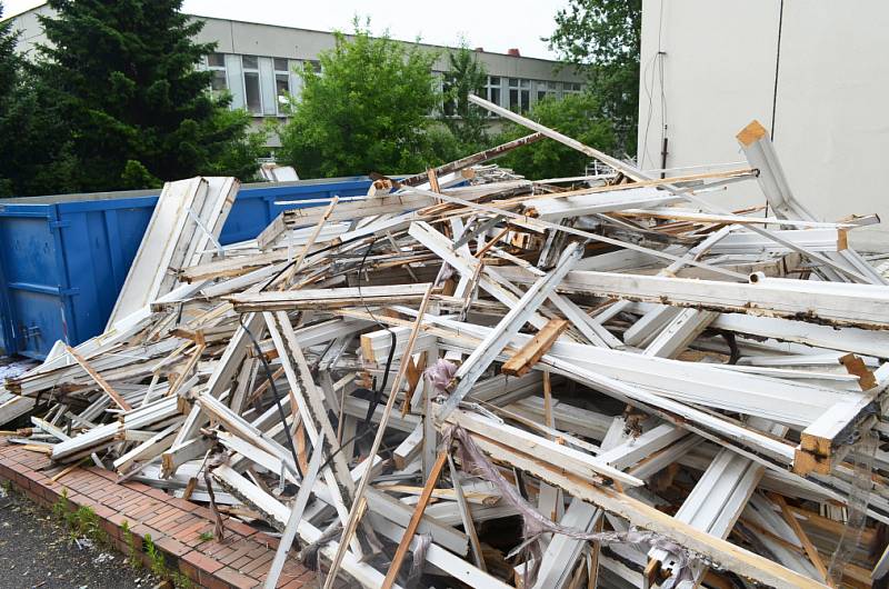 Rekonstrukce školy, včetně likvidace boletických panelů, právě probíhá v Proseticích. 