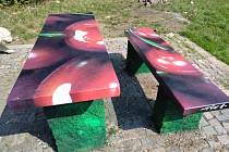 Takto vypadají lavičky na odpočinkovém místě na Třešňovce, na příchozí cestě ke hvězdárně v Teplicích.