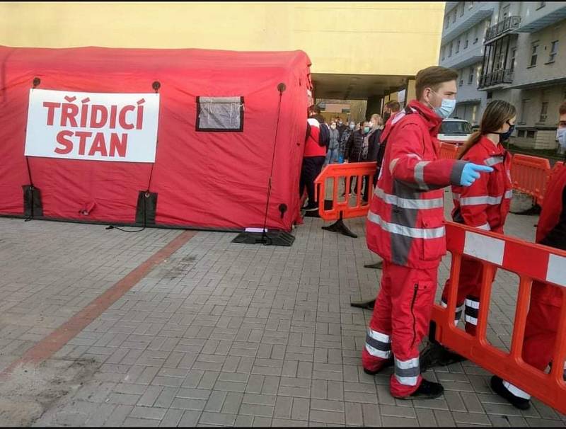 Červený kříž pomáhá i v době nouzového stavu, seniorům vozí obědy