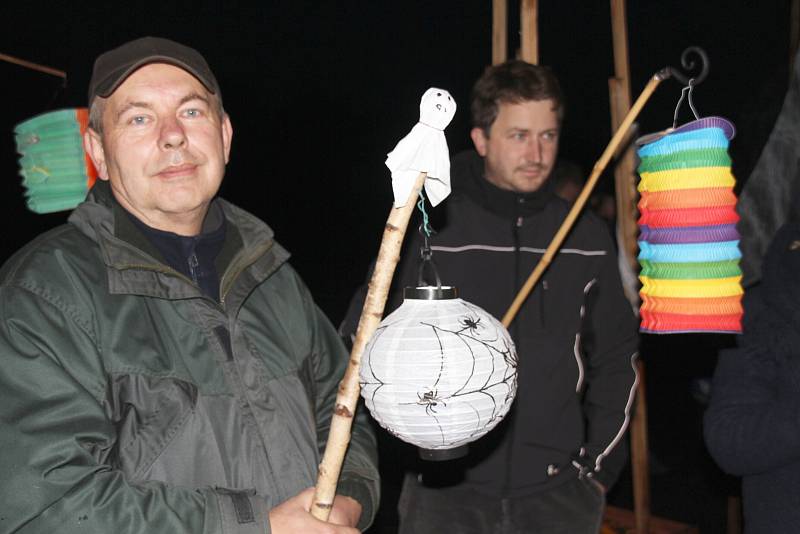 V sobotu večer se ve Bžanech konalo tradiční dýňování s lampionovým průvodem