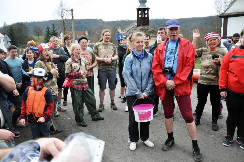 13. ročníku vodáckého veselení se zúčastnily čtyři desítky lodí, přijeli i vodáci z Ostravy 