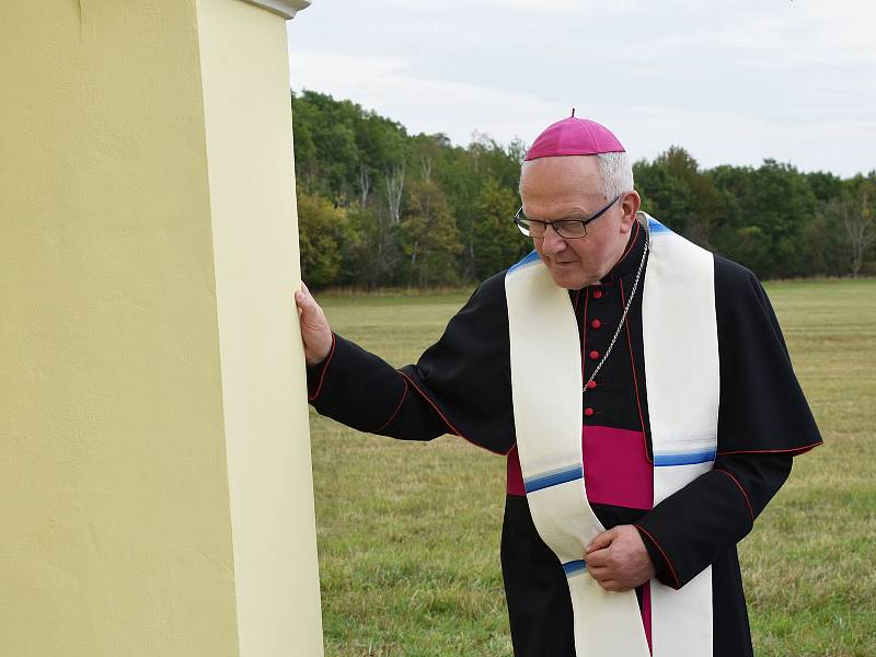 Slavnostní žehnání obnovené kapličce u Starých Verneřic.