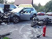 Strážka motocyklu s osobním vozem v Novém Městě u Moldavy