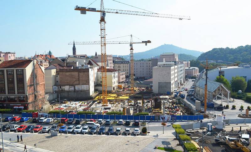 Staveniště v centru Teplic: Prior se bourá, Fontána staví