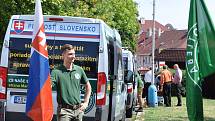 Demonstrace DSSS za nedávný incident na koupališti se konala před budovou MěÚ v Dubí.