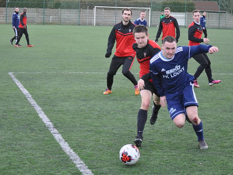 Fotbalisty Loun (v modrém) sice trápí velká marodka, ale i tak si proti Třeboradicím s chutí zastříleli.