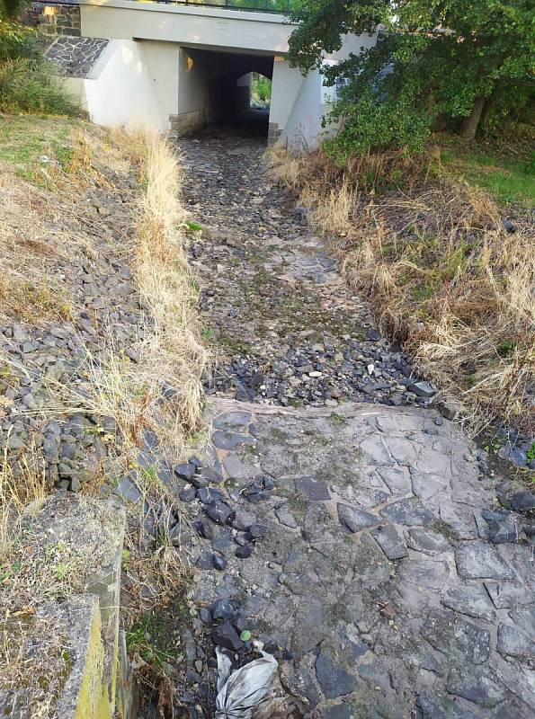 Potok Bouřlivec v Oldřichově – koryto pod mostkem mezi Jeníkovem a Oldřichovem. Po vodě ani památky.