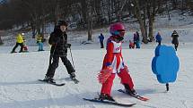 Tradiční karneval na sněhu zakončil v neděli 28. ročník lyžařské školy Snow v Mikulově na Teplicku.