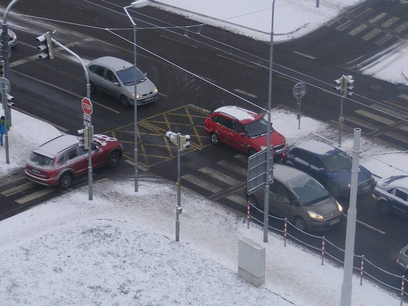 Takovéto situce vznikají na křižovatce na Masarykově ulici, před budovou policie. 