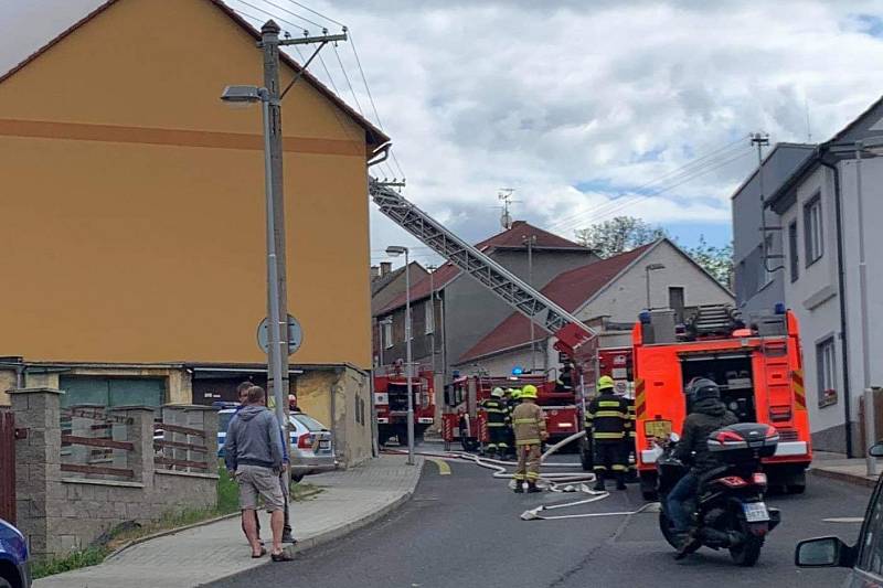 V Bystřanech hořela střecha obytného domu.