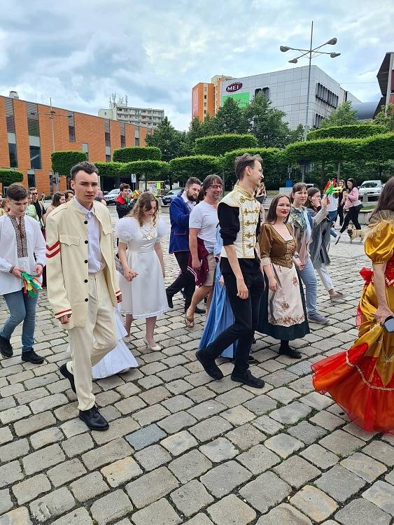 Slavnostní průvod teplické konzervatoře lázeňským městem.