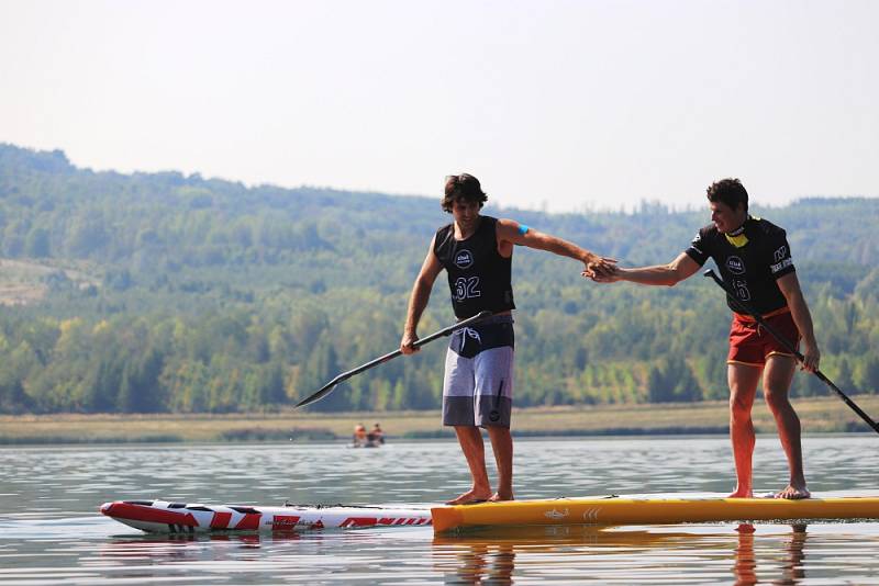 Na jezeře Milada se uskutečnil první ročník závodu na paddleboardech Milada SUP Race.