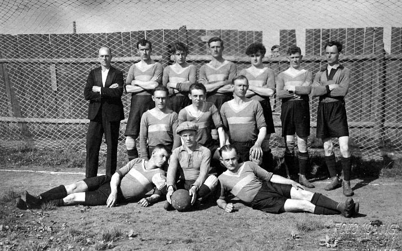 Fotbalový tým ze Záluží ve 30. letech minulého století.