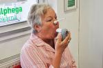 V lékárně v Hostomicích probíhá akce Týden měření plicního věku. Test odhalí možné plicní onemocnění.