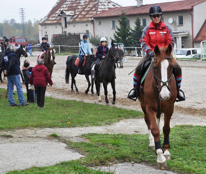 JEZDECKOU SEZÓNU ZAKONČILA HUBERTOVA JÍZDA 