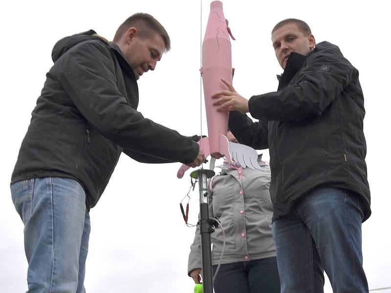 Loučení s letošní sezónou raketomodelářů, modelářská show na Srbickém pahorku. Do vzduchu létalo vše možné. Třeba raketa jako růžové prasátko.