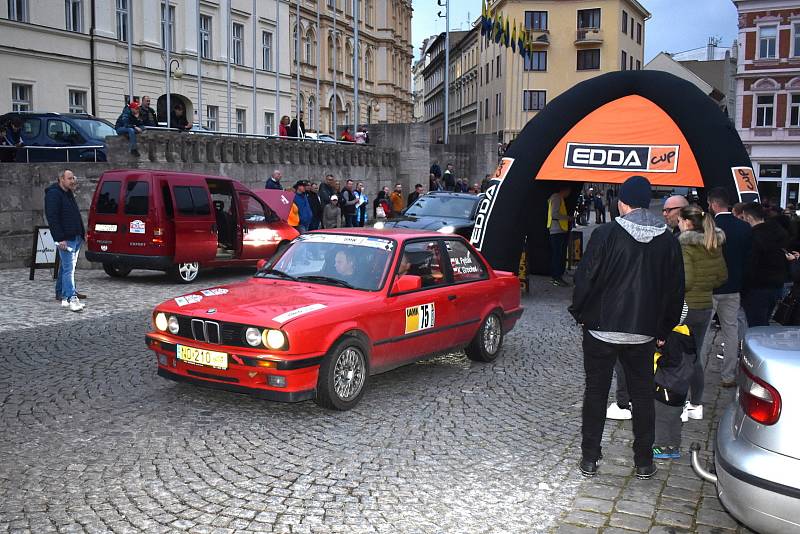 Závodní veteránská auta v Teplicích, v rámci Rallye Praha Revival, Memoriál Dalibora Janka 2022.