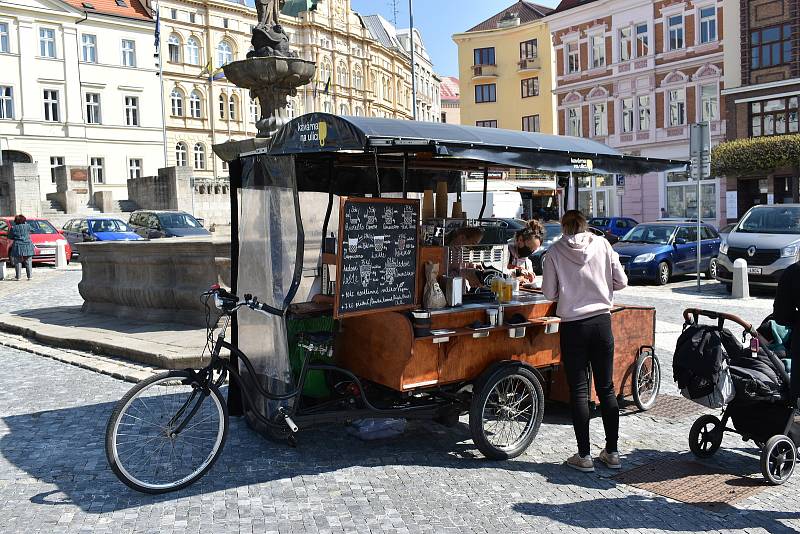 Náměstí Svobody a Kavárna na ulici