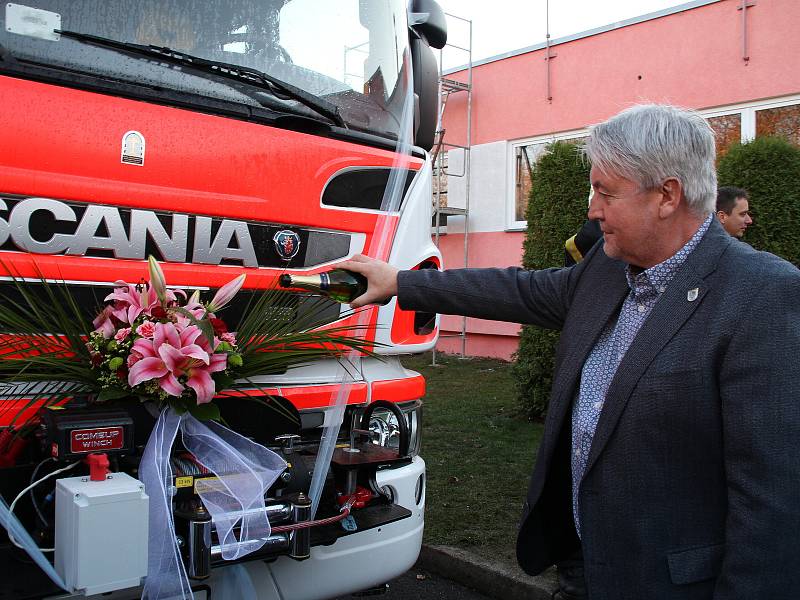 Hasiči v Krupce dostali nové auto.