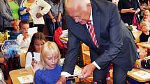 Na zahájení školního roku v ZŠ Žalany navštívil školu Václav Klaus, přivítal prvňáčky a následně pobesedoval v tělocvičně se žáky.
