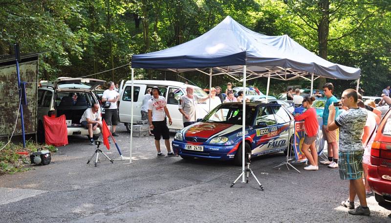 Na závodní trať ke Komárce se vydal také autobus 