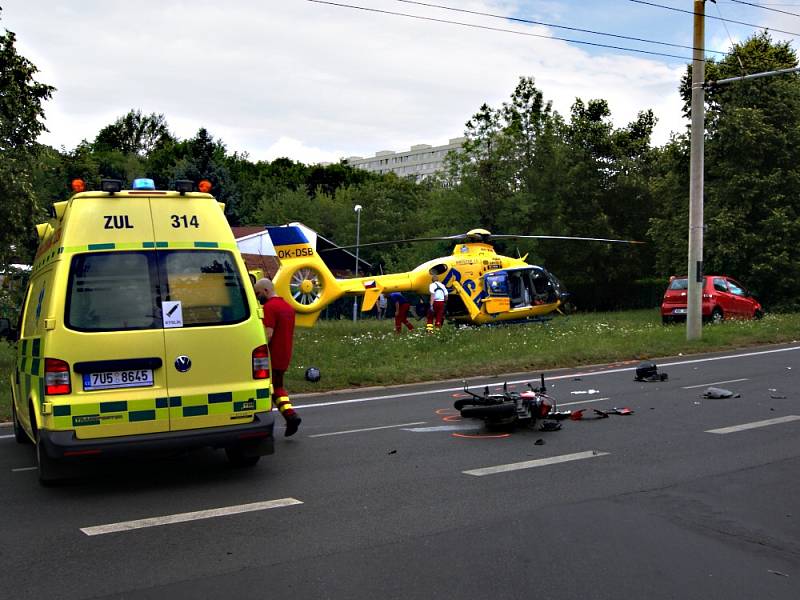 Nehoda motocyklu a osobního vozidla v Teplicích, na křižovatce F. Šrámka - Pod Doubravkou.