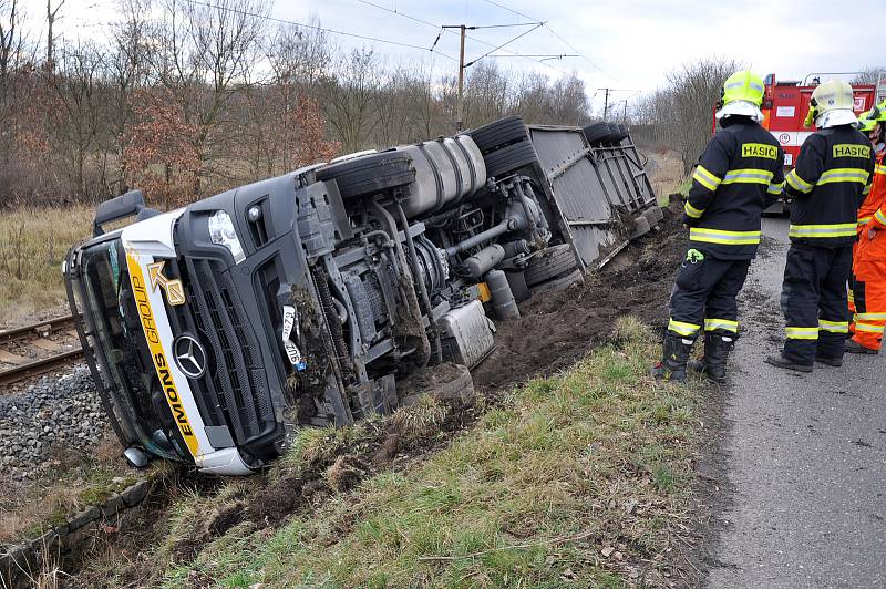 Nákladní auto se převrátilo mezi Hájem a Jeníkovem