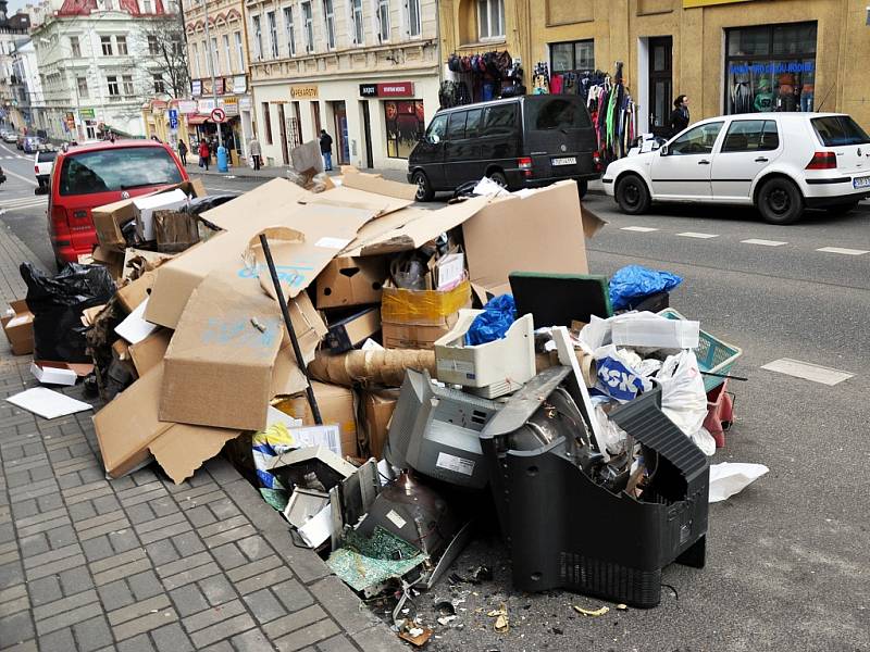 V Teplicích bude takovýto nepořádek povolený na týden v březnu, kdy se bude konat takzvaný Bílý týden. Lidé budou moci vyklidit sklepy a půdy a vyhodit vše před dům.