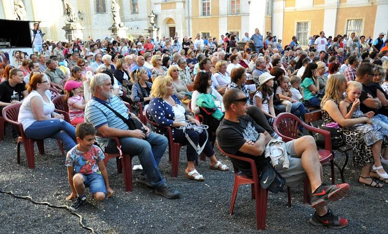 Divadelní příběh ze života G. Casanovy s názvem Hraběnčin portrét v nastudování Divadla M. 