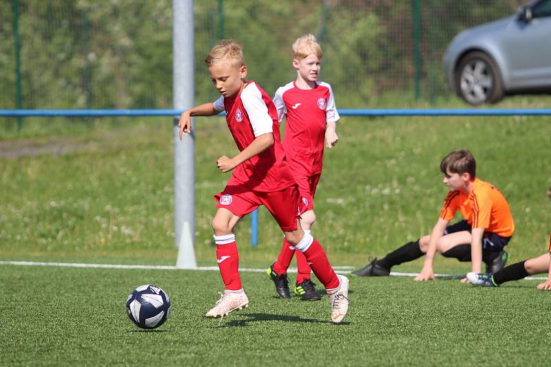 Turnaj starších přípravek: Srbice (oranžoví), Dubí (žlutí), Chlumecká sportovní (fialoví), Trnovany (červení)